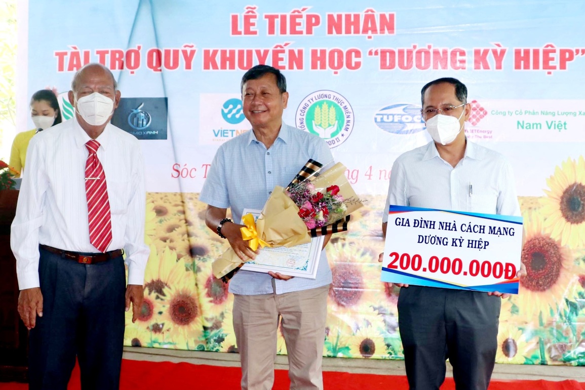 Sóc Trăng tiếp nhận hơn 600 triệu đồng ủng hộ quỹ khuyến học Dương Kỳ Hiệp - 1 Sóc Trăng tiếp nhận hơn 600 triệu đồng ủng hộ quỹ khuyến học Dương Kỳ Hiệp - 1