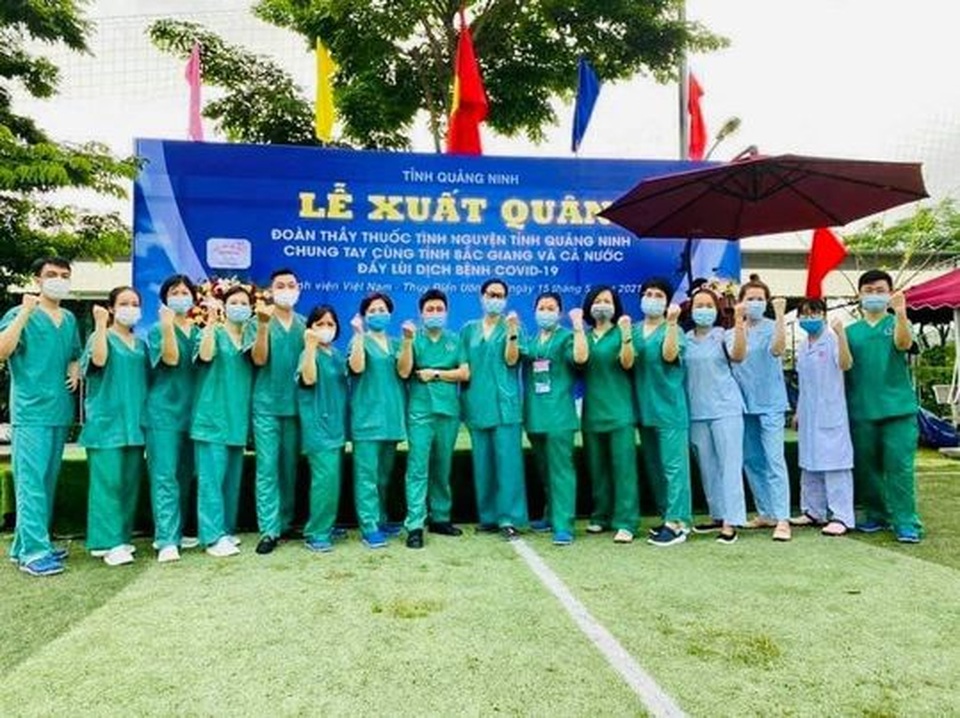 Quảng Ninh: 200 y bác sĩ, nhân viên y tế chính thức lên đường chi viện cho Bắc Giang - 1 Quảng Ninh: 200 y bác sĩ, nhân viên y tế chính thức lên đường chi viện cho Bắc Giang - 1