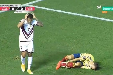 Cầu thủ Colombia gãy chân kinh hoàng ở vòng loại World Cup 2022