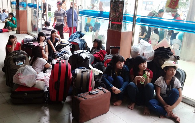 Bến xe kẹt cứng, người dân vật vờ chờ về quê ăn Tết