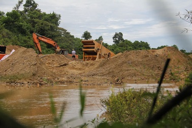 Đột nhập công trường tận thu sa khoáng cày nát dòng sông