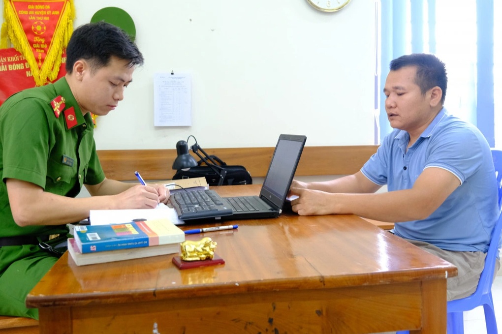 Tài xế xe container bỏ chạy 80km, tông thẳng vào cảnh sát - 1 Tài xế xe container bỏ chạy 80km, tông thẳng vào cảnh sát - 1