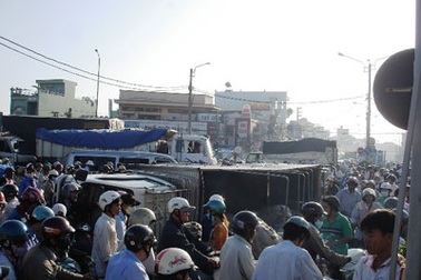 Hàng ngàn người “chôn chân” trên đường vì xe tải lật