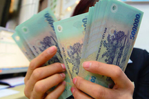 Ngày đầu đi làm sau Tết, nhân viên loạt ngân hàng lớn... vấp phải cục tiền