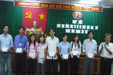 Trao học bổng cho học sinh vượt khó học giỏi tại Vĩnh Thạnh
