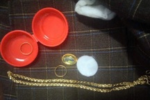 Người phụ nữ bỏ quên 4 chỉ vàng trong túi áo gửi ủng hộ đồng bào vùng lũ