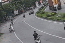 "Nữ ninja" sang đường như chỗ không người, gây họa cho người khác