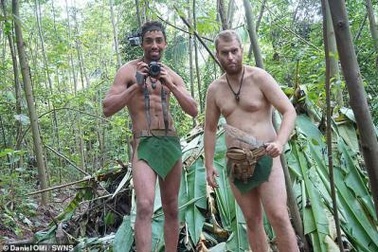Khách Tây đóng khố bằng lá cây, thử sống như "người rừng" gần 1 tháng