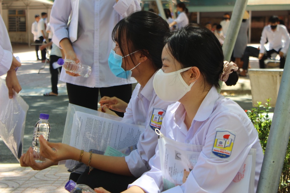 Trước giờ thi Toán, thí sinh hốt hoảng vì quên đồ - 3 Trước giờ thi Toán, thí sinh hốt hoảng vì quên đồ - 3