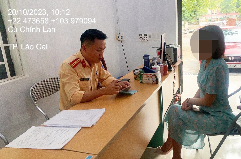 Nữ tài xế điều khiển ô tô chạy ngược chiều cao tốc Nội Bài - Lào Cai - 1 Nữ tài xế điều khiển ô tô chạy ngược chiều cao tốc Nội Bài - Lào Cai - 1