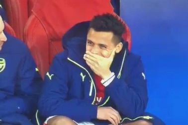 Alexis Sanchez lại gây bão với nụ cười khi Arsenal thua thảm