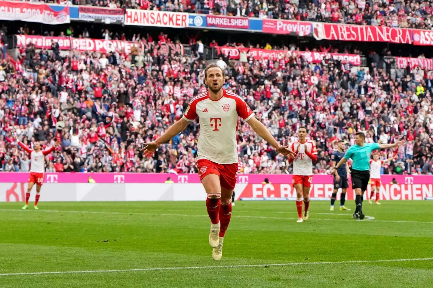 Harry Kane lập hat-trick, Bayern Munich đánh bại đối thủ với tỷ số 8-1 - 1