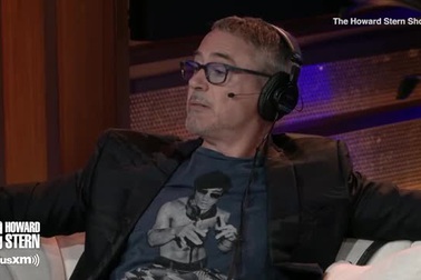 Phim siêu anh hùng bị chê “không phải điện ảnh”, Người Sắt nói gì?