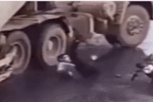 Nổi bật tuần qua: Phản ứng nhanh, thanh niên thoát chết dưới bánh xe bồn