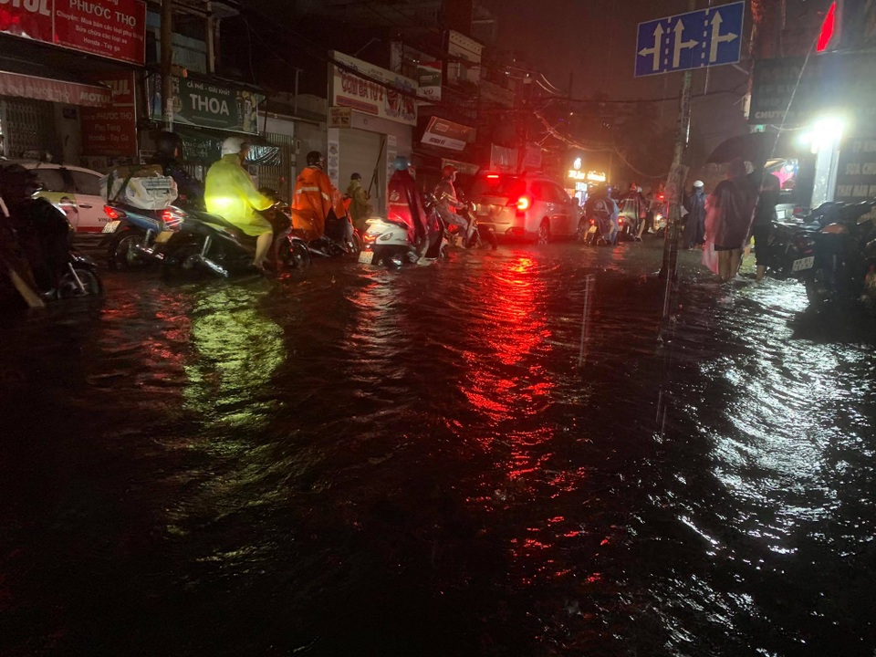 Mưa tối trời, Sài Gòn ngập nặng, kẹt xe đến tận nửa đêm - 8 Mưa tối trời, Sài Gòn ngập nặng, kẹt xe đến tận nửa đêm - 8