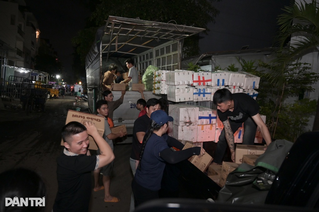 Xuyên đêm đưa hàng cứu trợ từ TPHCM ra vùng lũ miền Trung - 4 Xuyên đêm đưa hàng cứu trợ từ TPHCM ra vùng lũ miền Trung - 4