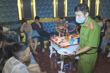 Hàng chục nam nữ thanh niên sử dụng ma túy tại quán karaoke