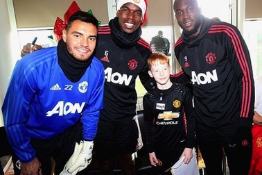 Cầu thủ MU mang Giáng sinh ấm áp đến cho các cổ động viên đặc biệt