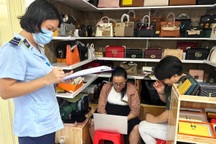 Saigon Square lại bị "đột kích", hàng trăm sản phẩm giả mạo bị tạm giữ