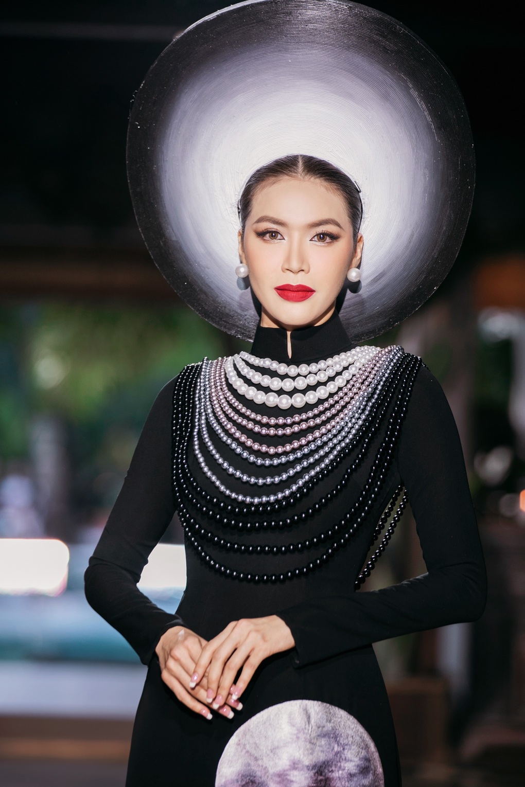 Minh Tú hóa nàng thơ, lơ lửng trên không trung gây ấn tượng - 2 Minh Tú hóa nàng thơ, lơ lửng trên không trung gây ấn tượng - 2