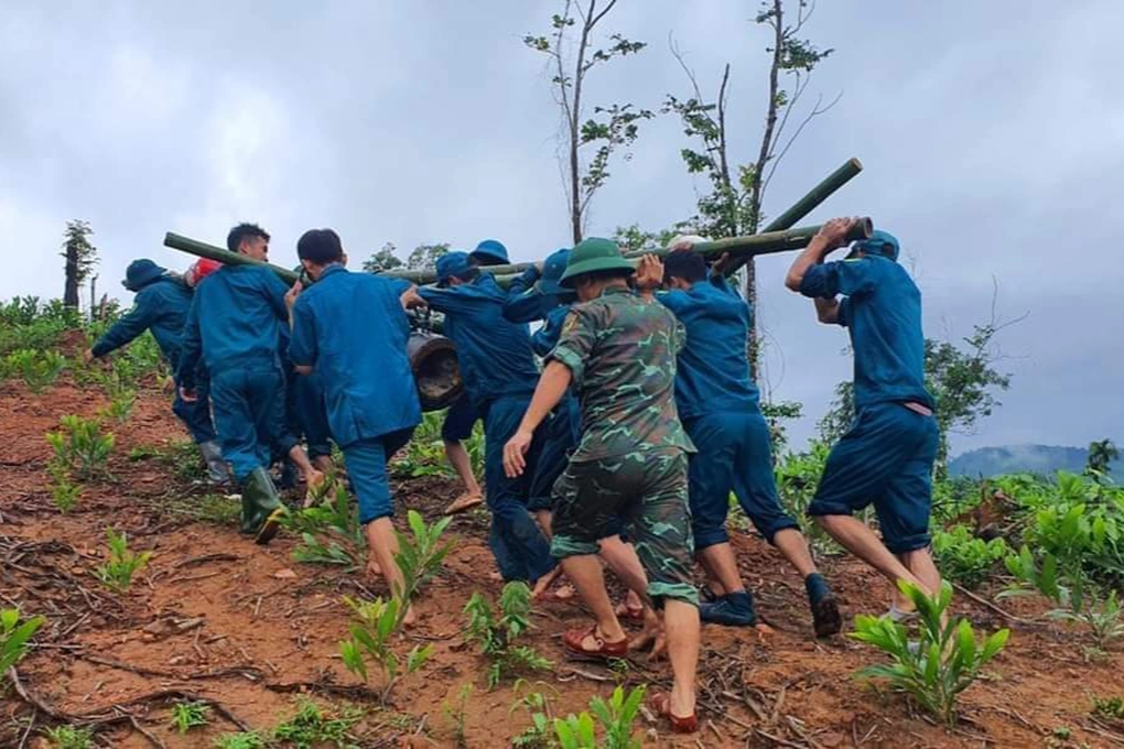 Hàng chục người khiêng quả bom khủng còn kíp nổ lên đồi tiêu hủy - 3 Hàng chục người khiêng quả bom khủng còn kíp nổ lên đồi tiêu hủy - 3