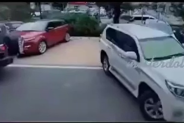 Clip cô gái trả đũa khi bị giành chỗ đỗ xe khiến dân mạng cười nghiêng ngả