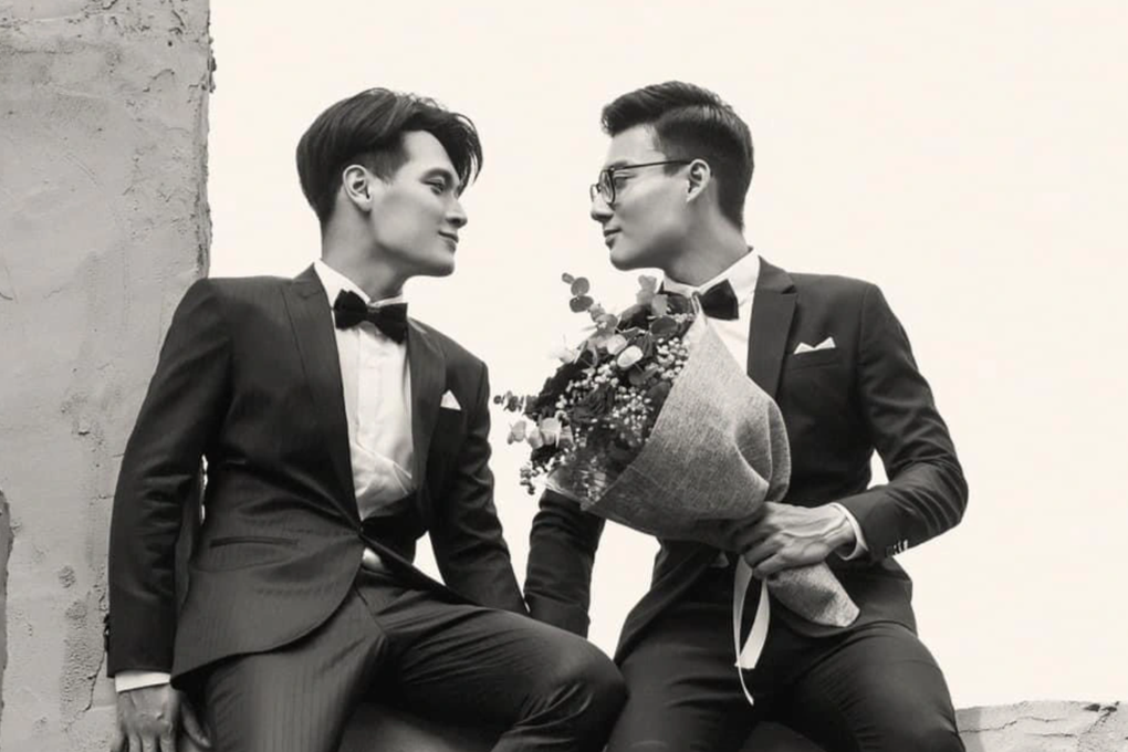 Cặp đôi LGBT bắt đầu chuyện tình qua app hẹn hò và cái kết cầu hôn lãng mạn - 5 Cặp đôi LGBT bắt đầu chuyện tình qua app hẹn hò và cái kết cầu hôn lãng mạn - 5