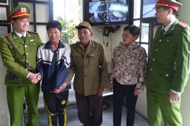 Công an Hà Nội giúp cậu bé “hay quên” tìm được người thân