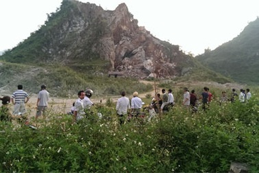 Phú Thọ: Sập mỏ đá, vùi lấp 2 công nhân và 1 máy xúc