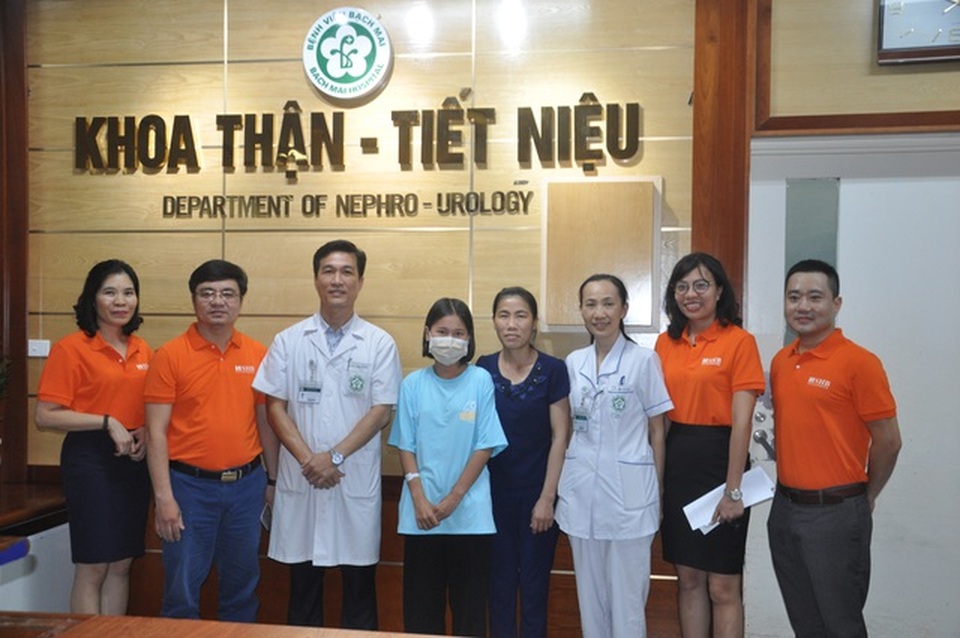 Bạn đọc Dân trí đưa cô gái suy thận vui mừng rời khỏi bệnh viện - 1 Bạn đọc Dân trí đưa cô gái suy thận vui mừng rời khỏi bệnh viện - 1