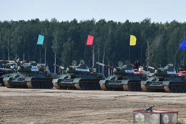 Xe tăng T-34 huyền thoại của Nga phô diễn sức mạnh tại hội thao quân sự