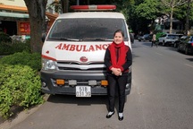 Người phụ nữ bán đất mua xe đưa đón miễn phí cho bệnh nhân nghèo