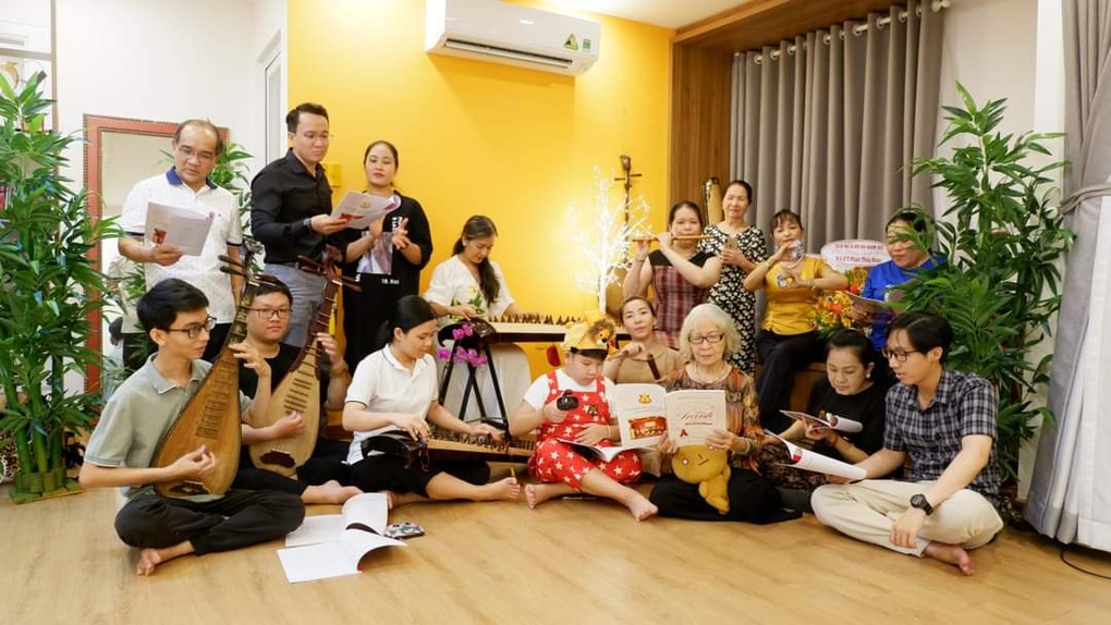 Nhà giáo Ưu tú Phạm Thúy Hoan ra mắt sách về đàn tranh ở tuổi 80 - 3 Nhà giáo Ưu tú Phạm Thúy Hoan ra mắt sách về đàn tranh ở tuổi 80 - 3