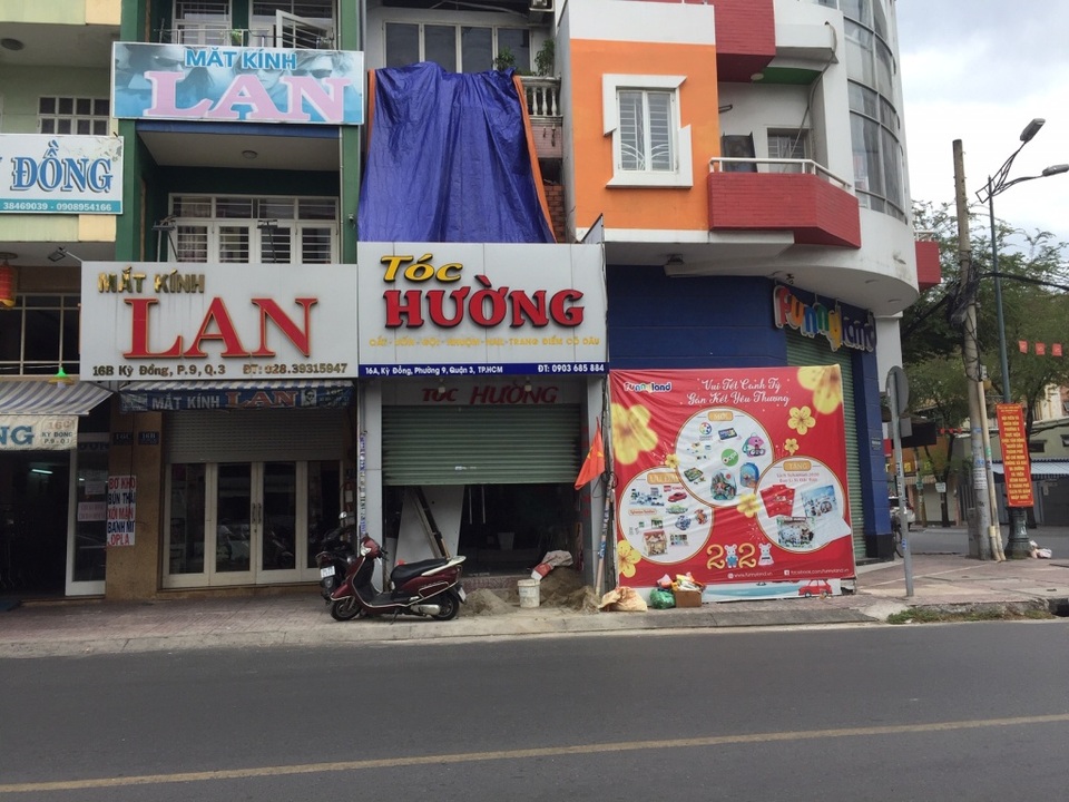 TPHCM: Tiệm cắt tóc, sửa xe, ăn uống “hốt bạc” ngày đầu mở cửa trở lại - 11 TPHCM: Tiệm cắt tóc, sửa xe, ăn uống “hốt bạc” ngày đầu mở cửa trở lại - 11