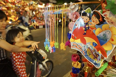 Chợ Trung thu rực rỡ đồ chơi mang chủ đề yêu nước