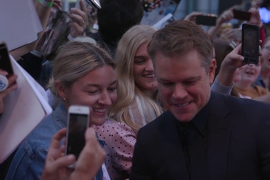 Matt Damon vui vẻ ký tặng cho người hâm mộ