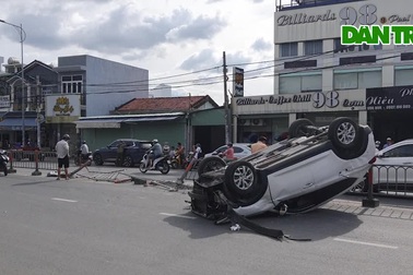 Tông dải phân cách, ô tô ngửa bụng trên đường