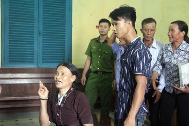 Gia đình bị cáo vụ “sáng tố cáo, chiều hiếp dâm” đại náo phiên tòa