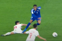 Cố tình triệt hạ Khuất Văn Khang, cầu thủ U23 Kuwait bị phạt nặng