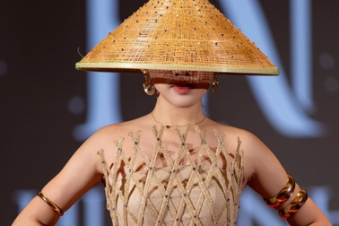 NTK Việt đưa tre đan, chất liệu tái chế lên sàn diễn thời trang Trung Quốc