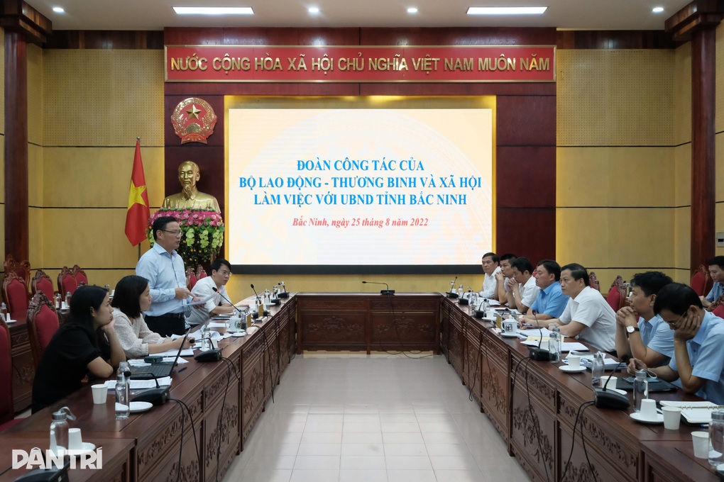 Lãnh đạo Bộ LĐ-TBXH kiểm tra tỉnh đội sổ giải ngân tiền hỗ trợ thuê nhà - 1 Lãnh đạo Bộ LĐ-TBXH kiểm tra tỉnh đội sổ giải ngân tiền hỗ trợ thuê nhà - 1