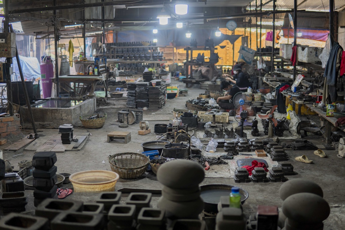 Làng đúc lư đồng cuối cùng ở TPHCM đìu hiu đón Tết - 1 Làng đúc lư đồng cuối cùng ở TPHCM đìu hiu đón Tết - 1