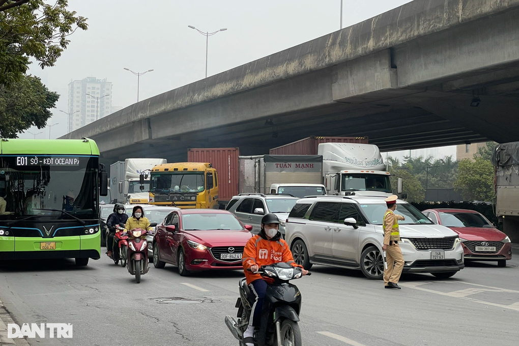 Hà Nội: Hai ô tô va chạm trước lối lên Vành đai 3, giao thông ùn ứ cục bộ - 1 Hà Nội: Hai ô tô va chạm trước lối lên Vành đai 3, giao thông ùn ứ cục bộ - 1