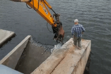 "Quả bom nước" 1,2 triệu m3 nguy cơ vỡ: Phá tràn piano để cứu đập