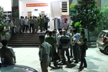 Cảnh sát hóa trang, dùng súng khống chế kiểm lâm