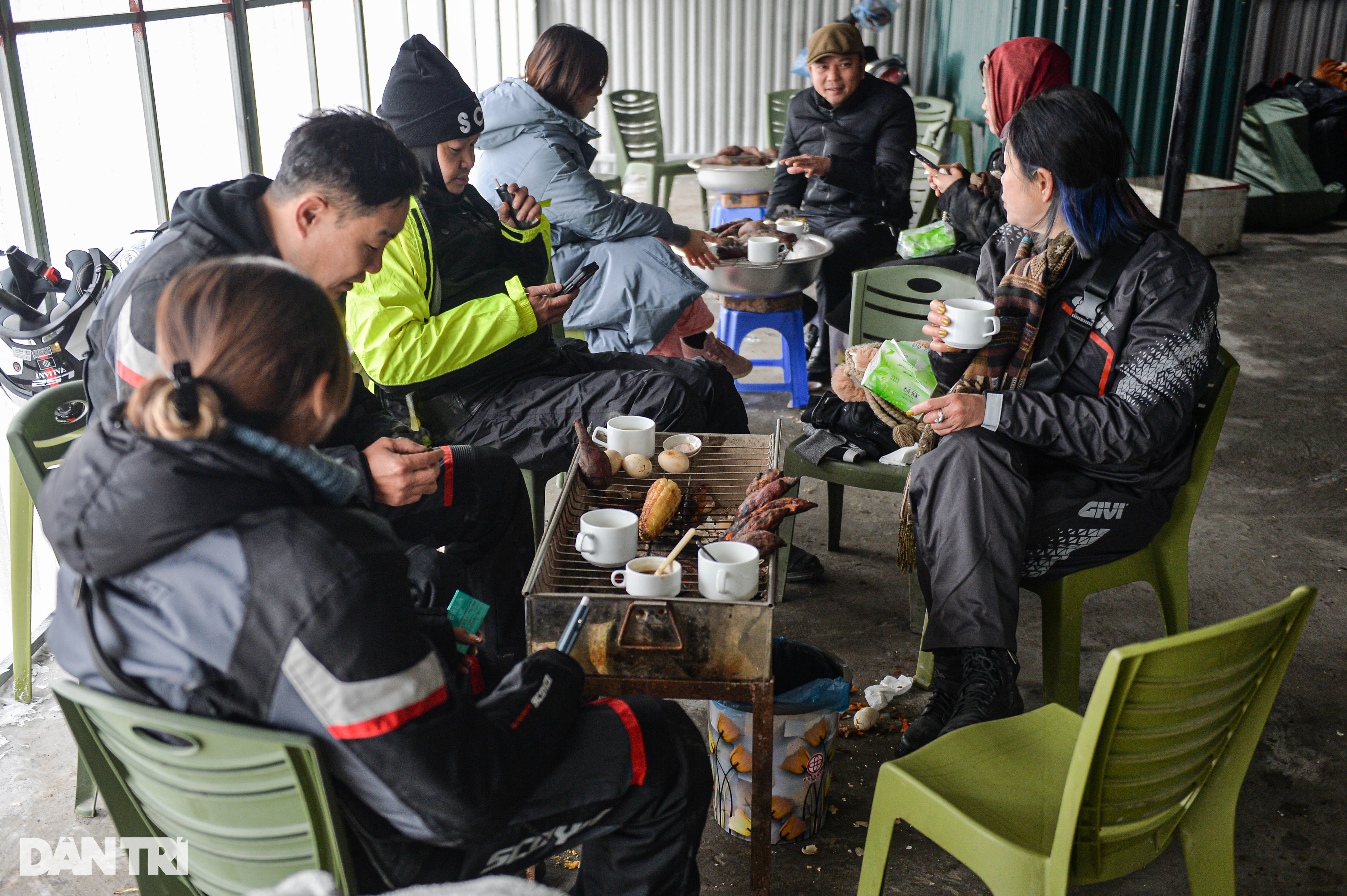Rét -3 độ C, quán ăn trên đỉnh Mẫu Sơn vẫn đón 300-400 khách một ngày - 7