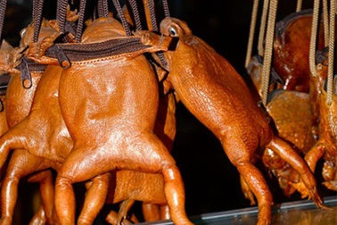 “Giật mình” với những túi đồ lưu niệm hình thù “có một không hai”