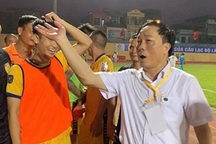 Bầu Đệ đòi bỏ giải và những câu chuyện cười ra nước mắt của V-League