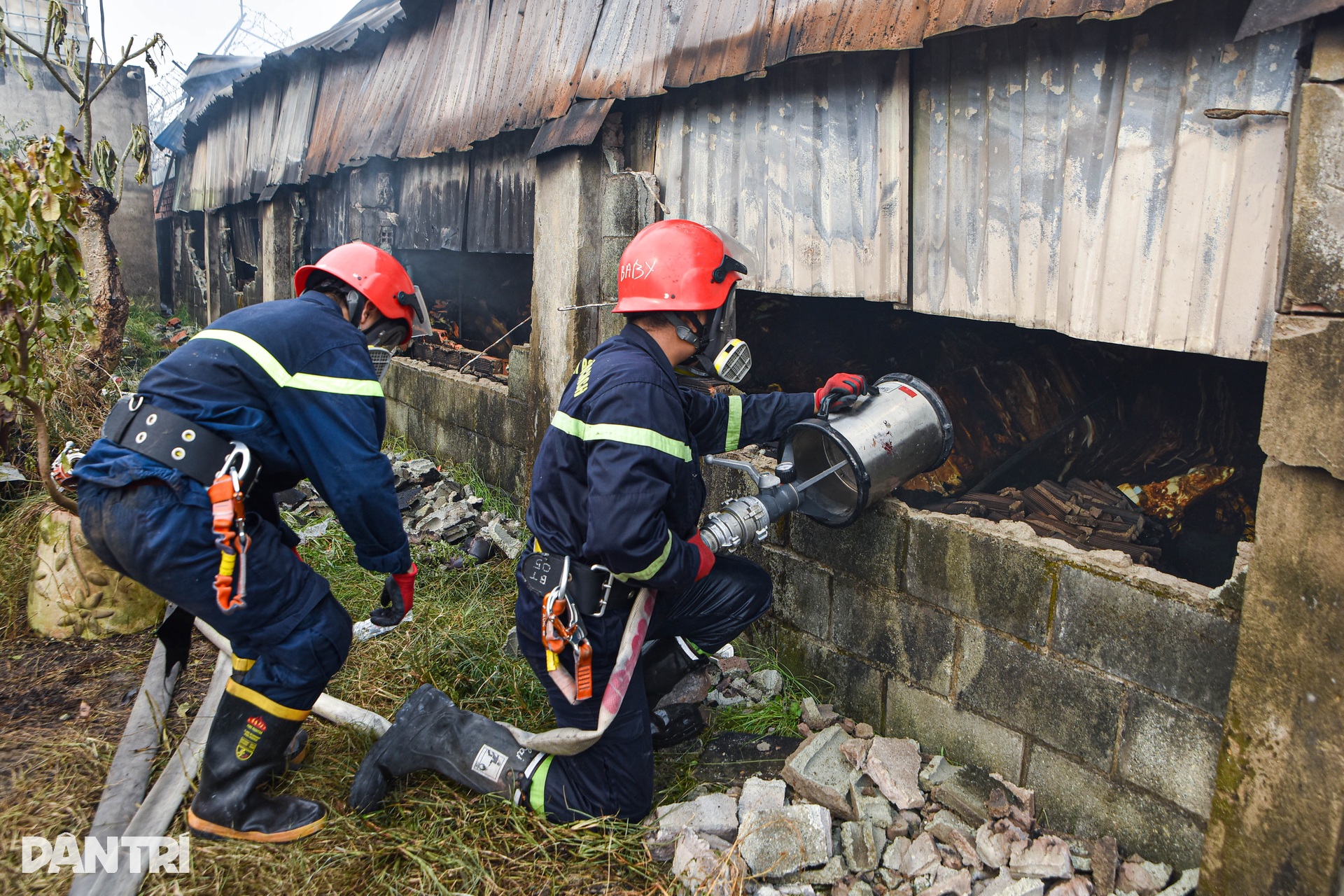 Bên trong nhà xưởng nệm mút cháy lớn tại Bình Dương - 10