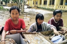 Bão lũ dồn dập: "Sách vở con hỏng hết rồi, quần áo cũng không còn nữa..."